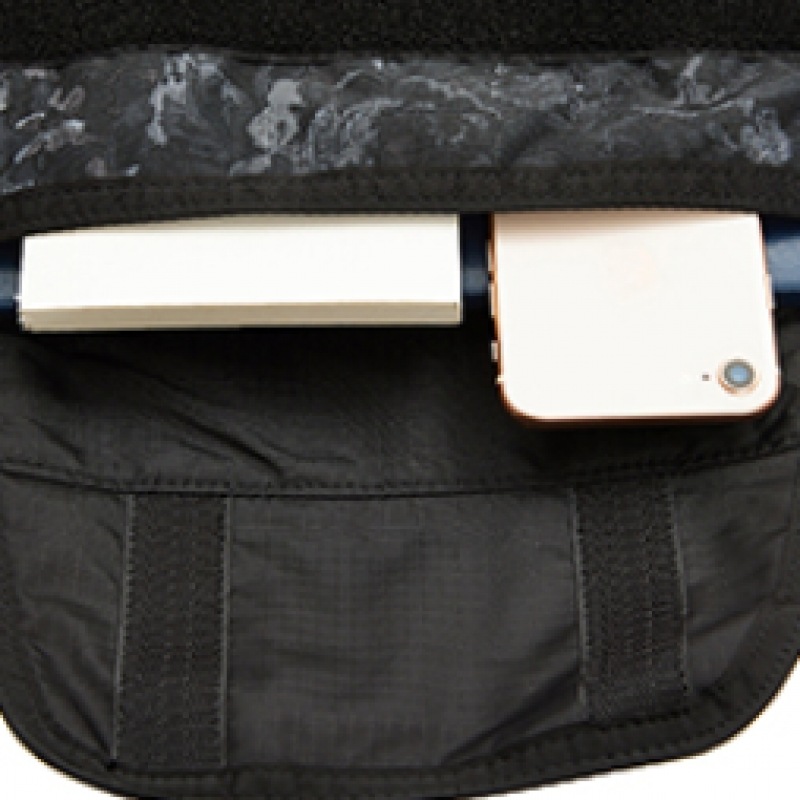 (Gregory) Gregory Tini メッセンジャークロスボディバッグ-ブラックタペストリー (Gregory) Gregory Tini メッセンジャークロスボディバッグ-ブラックタペストリー