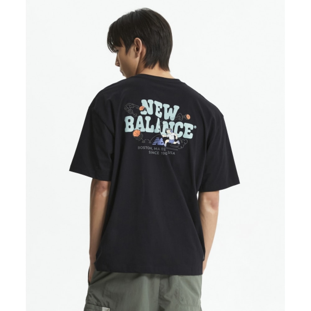 ニューバランス NBNEF21543/UNI NB BOY バスケットボールレタリング半袖Tシャツ (ブラック)