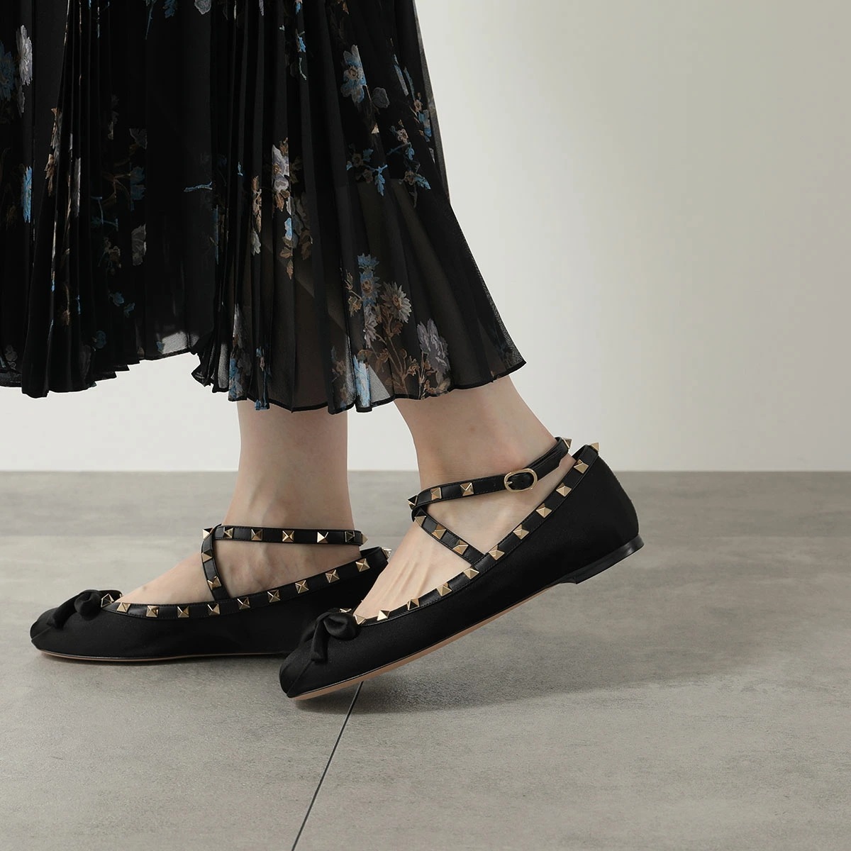 希少✨ ヴァレンティノ ロックスタッズ バレリーナ 【37】 ベージュ レザー VALENTINO ロックスタッズバレリーナシューズ フラットシューズ 37