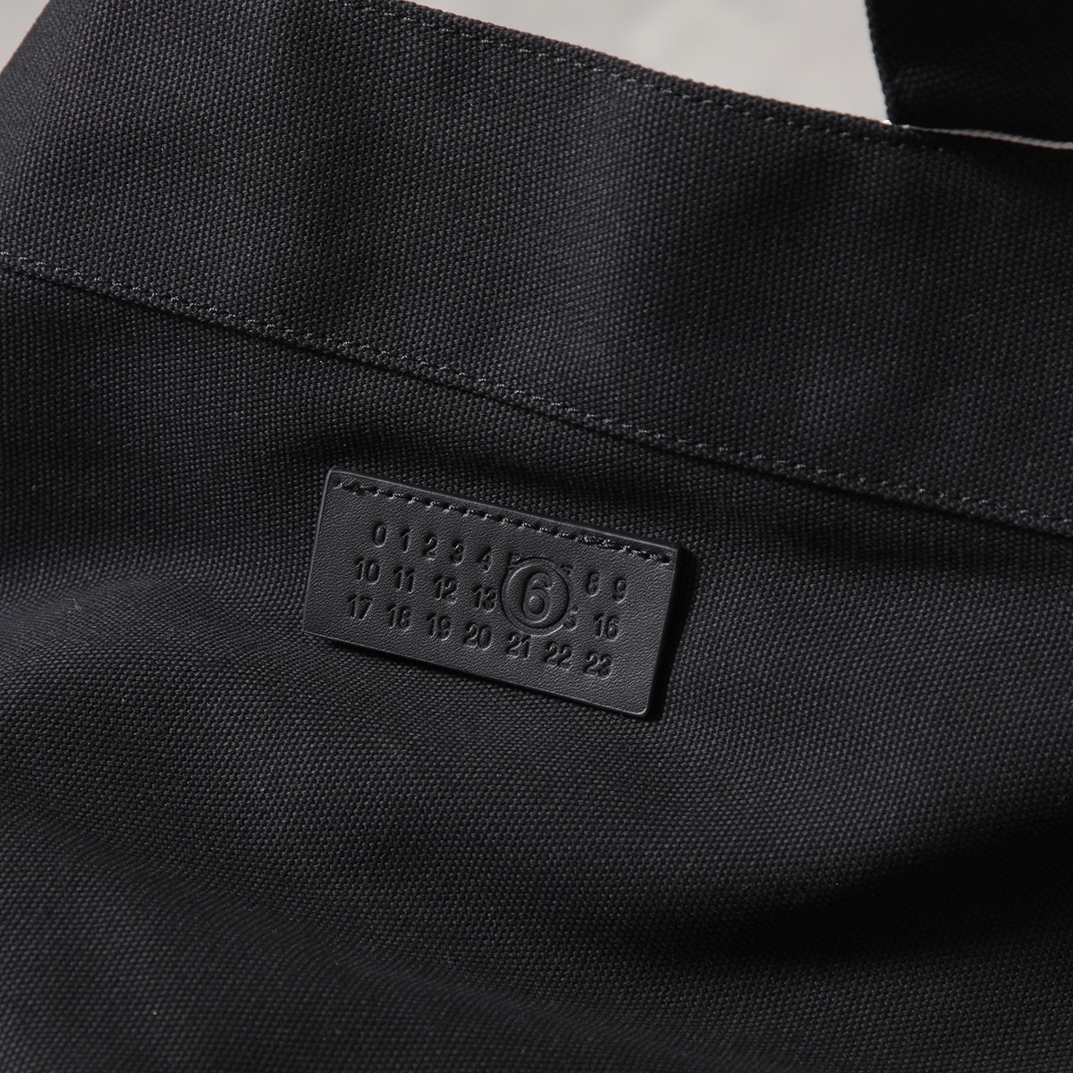 MM6 エムエムシックス メゾンマルジェラ トートバッグ SB6WC0020 P8331 レディース リバーシックス キャンバス ショッピングバッグ 鞄 MM6 エムエムシックス メゾンマルジェラ トートバッグ SB6WC0020 P8331 レディース リバーシックス キャンバス ショッピングバッグ 鞄