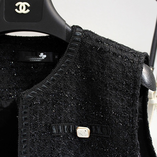 トップス ベスト ジレベスト 前開き デザインボタン ポケット ミディアム丈 かわいい 大人可愛い きれいめ シンプル 上品 おしゃれ かっこいい カジュアル レトロ こなれ感 個性的 主役級 存在感