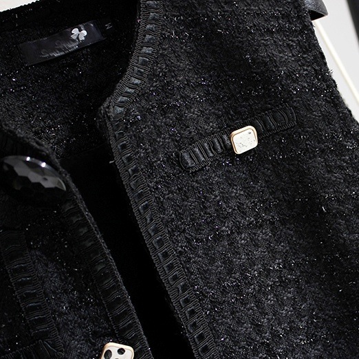 トップス ベスト ジレベスト 前開き デザインボタン ポケット ミディアム丈 かわいい 大人可愛い きれいめ シンプル 上品 おしゃれ かっこいい カジュアル レトロ こなれ感 個性的 主役級 存在感