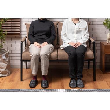 コーデュロイと黒アイアン脚のインダストリアルな2人掛ソファ 北欧 インダストリアル ソファ 黒 ブラック リビング コーデュロイと黒アイアン脚のインダストリアルな2人掛ソファ 北欧 インダストリアル ソファ 黒 ブラック リビング