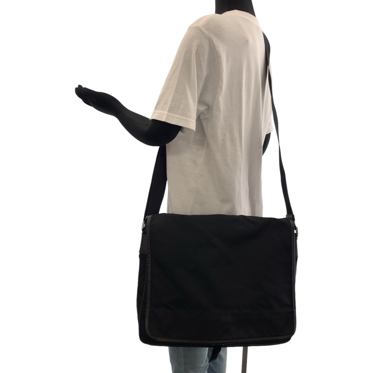 テスート 三角ロゴプレート ブラック 黒 シルバー金具 ナイロン ショルダーバッグ メッセンジャーバッグ メンズ 407078