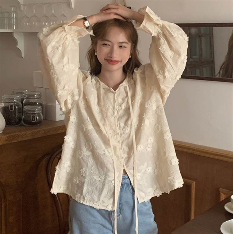 トップス シャツ ミドル丈 長袖 袖口ふんわり ベルカフス Vネック ストレート 前開き ボタン 立体刺繍 刺繍 2WAY 首元リボン リボン かわいい 大人可愛い きれいめ シンプル カジュアル お