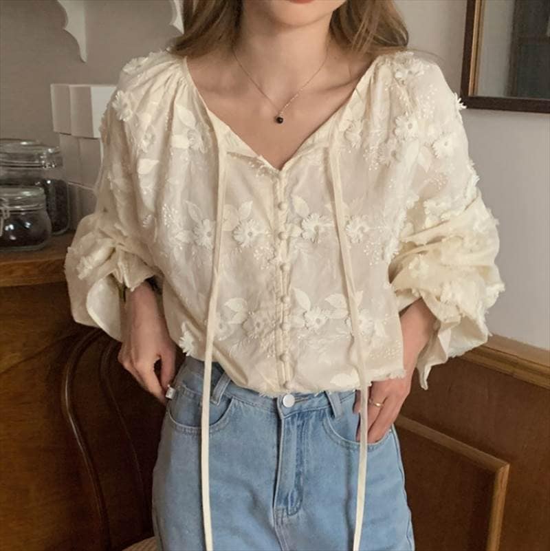 トップス シャツ ミドル丈 長袖 袖口ふんわり ベルカフス Vネック ストレート 前開き ボタン 立体刺繍 刺繍 2WAY 首元リボン リボン かわいい 大人可愛い きれいめ シンプル カジュアル お