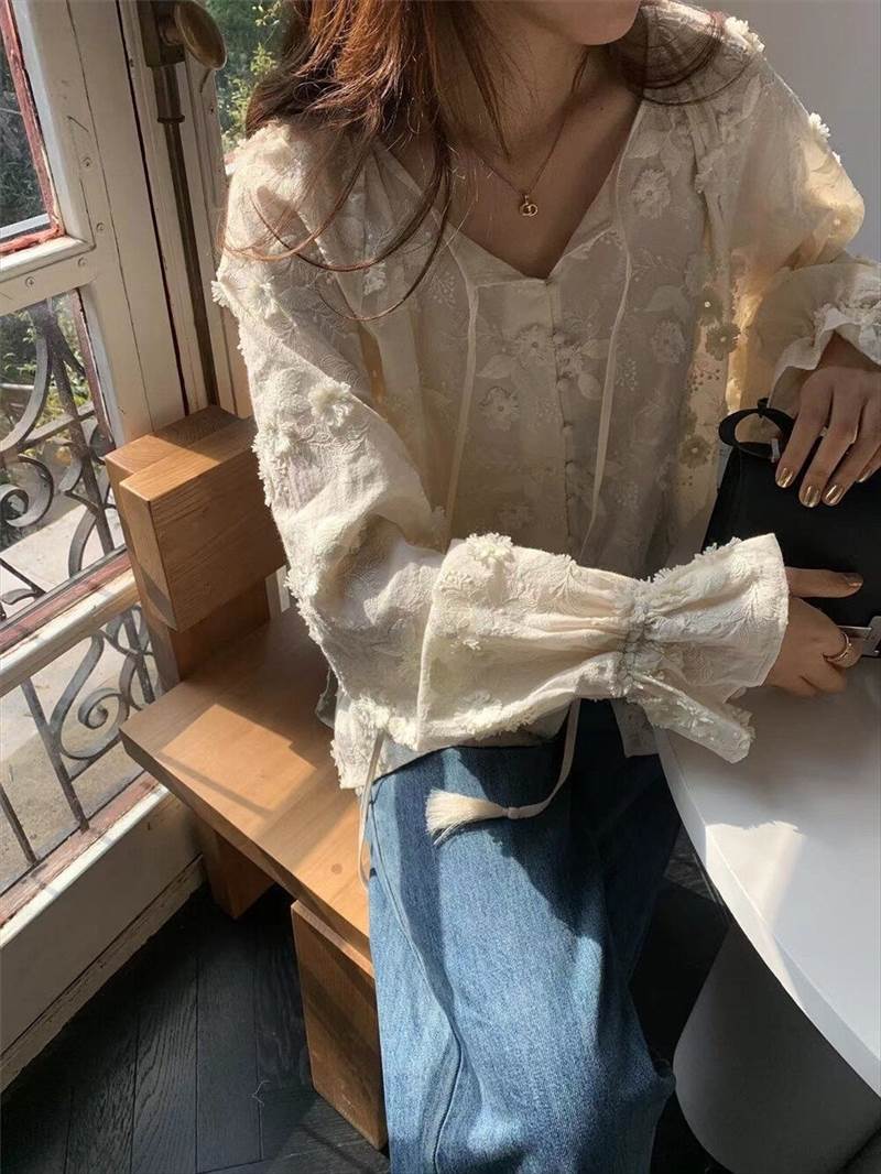 トップス シャツ ミドル丈 長袖 袖口ふんわり ベルカフス Vネック ストレート 前開き ボタン 立体刺繍 刺繍 2WAY 首元リボン リボン かわいい 大人可愛い きれいめ シンプル カジュアル お
