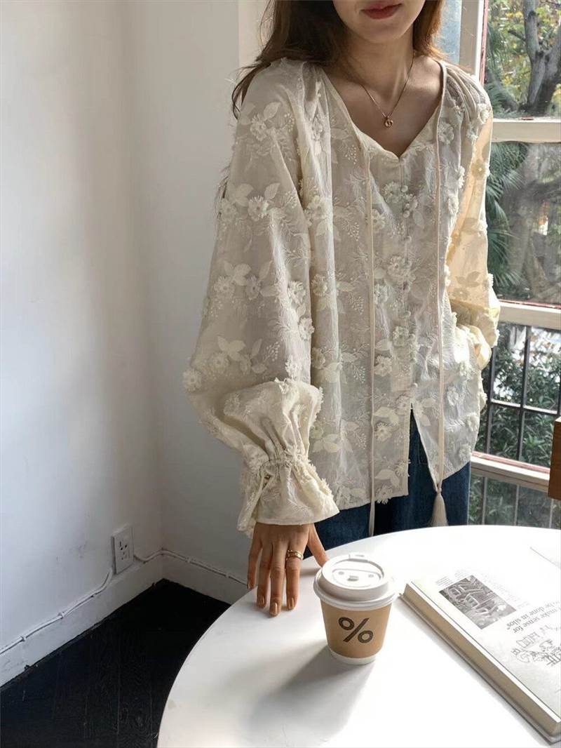 トップス シャツ ミドル丈 長袖 袖口ふんわり ベルカフス Vネック ストレート 前開き ボタン 立体刺繍 刺繍 2WAY 首元リボン リボン かわいい 大人可愛い きれいめ シンプル カジュアル お