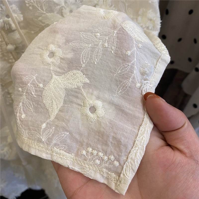 トップス シャツ ミドル丈 長袖 袖口ふんわり ベルカフス Vネック ストレート 前開き ボタン 立体刺繍 刺繍 2WAY 首元リボン リボン かわいい 大人可愛い きれいめ シンプル カジュアル お
