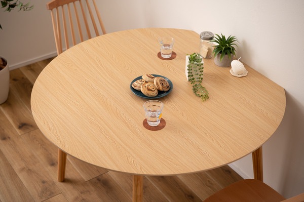 変形 ラウンドテーブル 合成樹脂化粧繊維板 天然木 パイン ラッカー塗装 変形 ラウンドテーブル 合成樹脂化粧繊維板 天然木 パイン ラッカー塗装