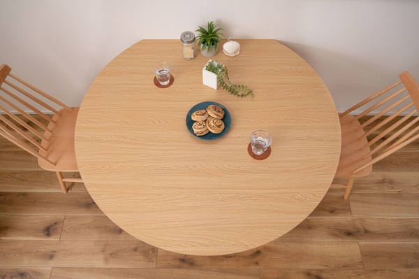 変形 ラウンドテーブル 合成樹脂化粧繊維板 天然木 パイン ラッカー塗装 変形 ラウンドテーブル 合成樹脂化粧繊維板 天然木 パイン ラッカー塗装