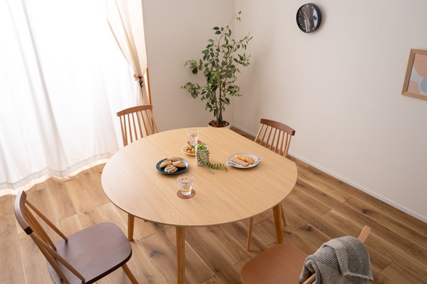 変形 ラウンドテーブル 合成樹脂化粧繊維板 天然木 パイン ラッカー塗装 変形 ラウンドテーブル 合成樹脂化粧繊維板 天然木 パイン ラッカー塗装