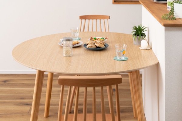 変形 ラウンドテーブル 合成樹脂化粧繊維板 天然木 パイン ラッカー塗装 変形 ラウンドテーブル 合成樹脂化粧繊維板 天然木 パイン ラッカー塗装