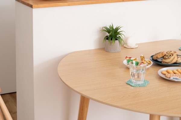 変形 ラウンドテーブル 合成樹脂化粧繊維板 天然木 パイン ラッカー塗装 変形 ラウンドテーブル 合成樹脂化粧繊維板 天然木 パイン ラッカー塗装