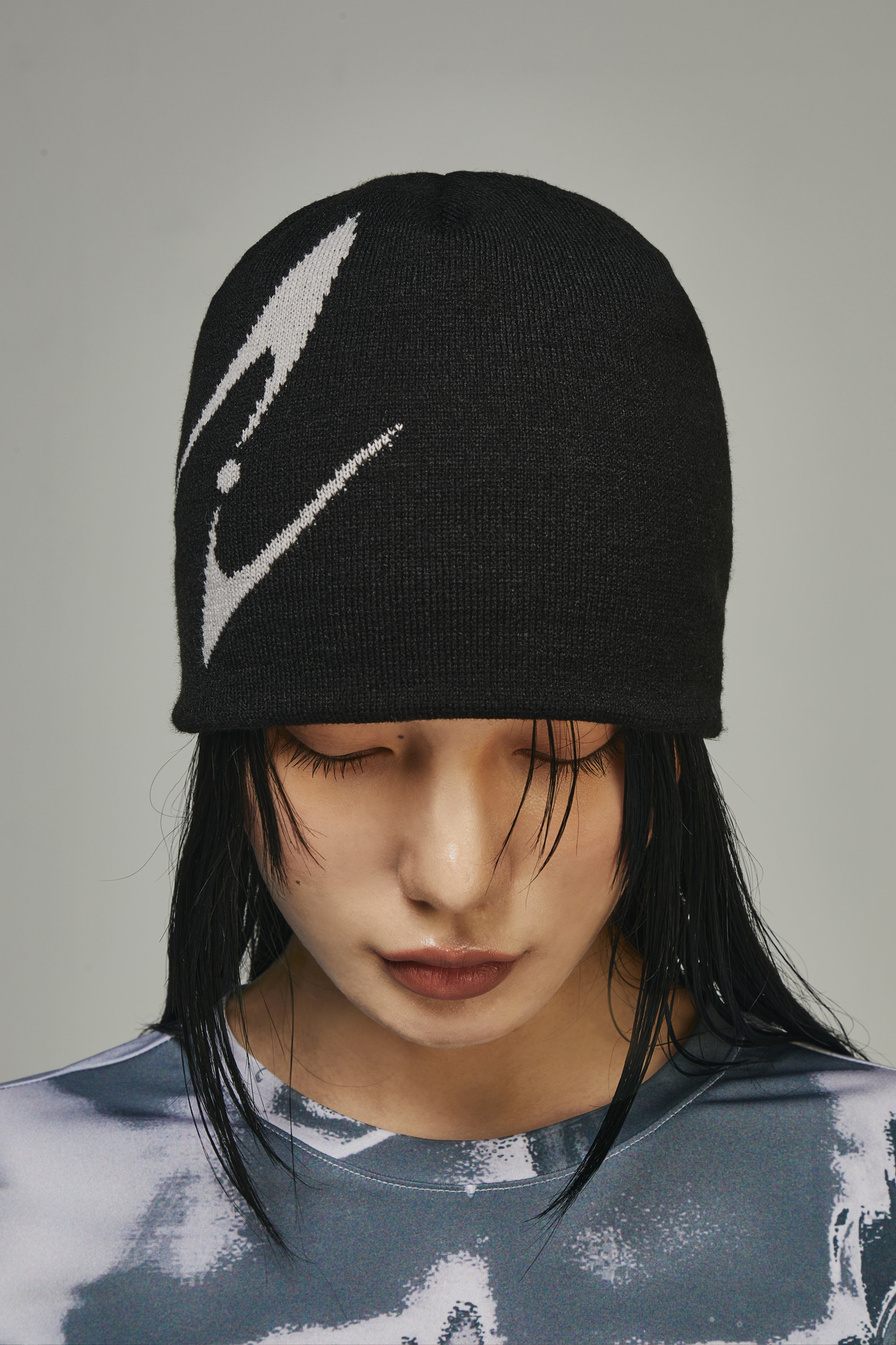 【BLUER】BLR CURVED LOGO BEANIE BLACK 비엘알(BLR) BLR Curved Logo Beanie Black - 사이즈 & 후기