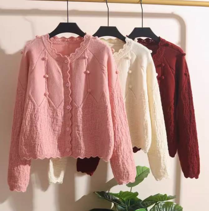 クーポン有ラウンドネック ニット カーディガン トップス レディース 個性的 春 秋 ショート丈 長袖 萌袖 羽織り 前開き クロシェ 伸縮性 ボタン カラバリあり アプリコット ピンク ワインレッド クーポン有ラウンドネック ニット カーディガン トップス レディース 個性的 春 秋 ショート丈 長袖 萌袖 羽織り 前開き クロシェ 伸縮性 ボタン カラバリあり アプリコット ピンク ワインレッド