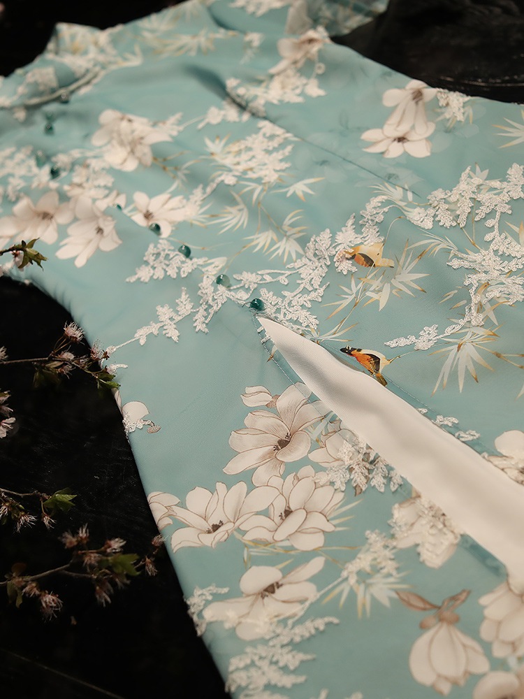 若い女の子のファッションチャイナドレススタイルの刺繍改良版デイリーウェアラブル女性の小さな新鮮な国 若い女の子のファッションチャイナドレススタイルの刺繍改良版デイリーウェアラブル女性の小さな新鮮な国