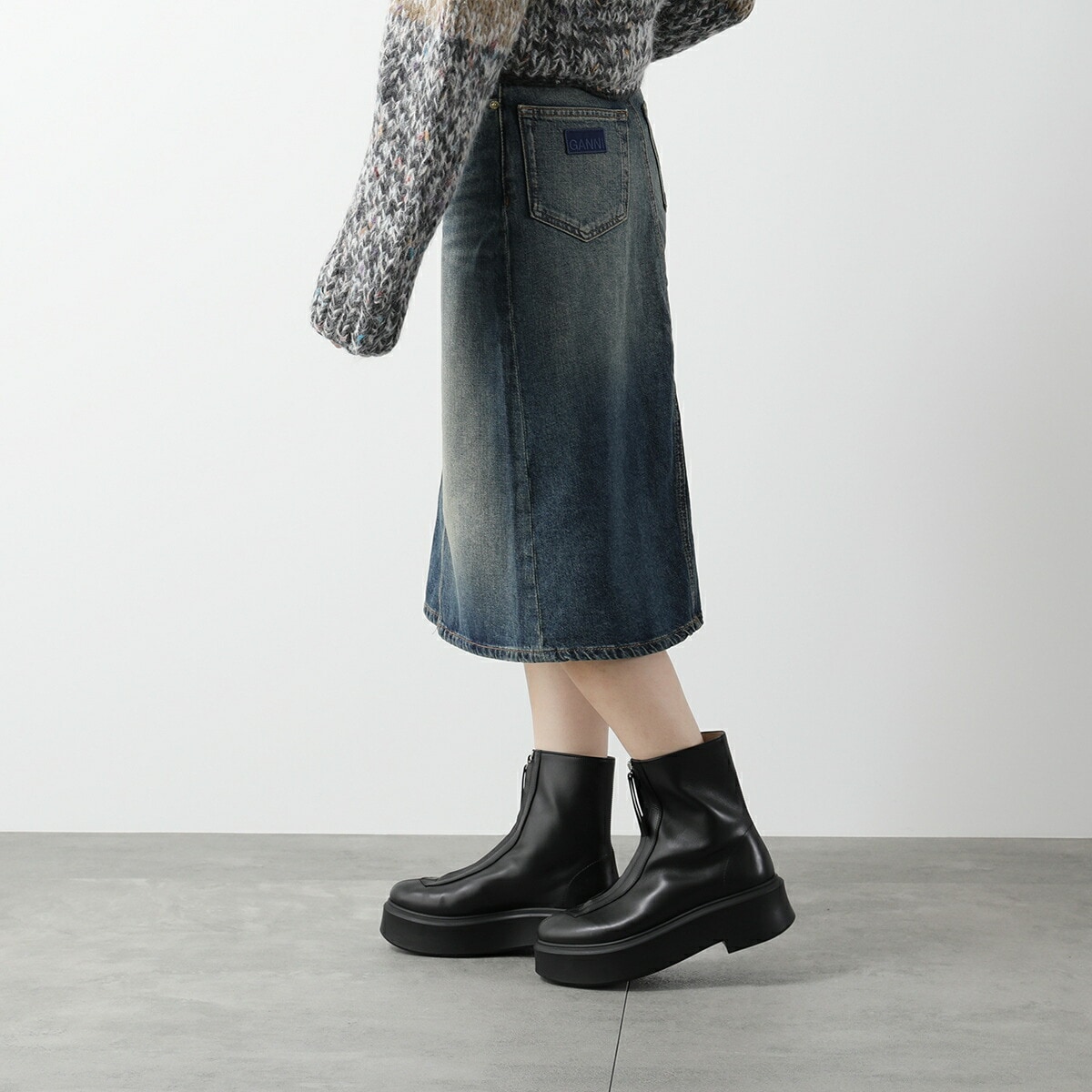 GANNI デニムスカート J1561 6808 ミディアム丈 ロゴ刺繍パッチ GANNI ガニー デニムスカート J1561 6808 レディース ミディアム