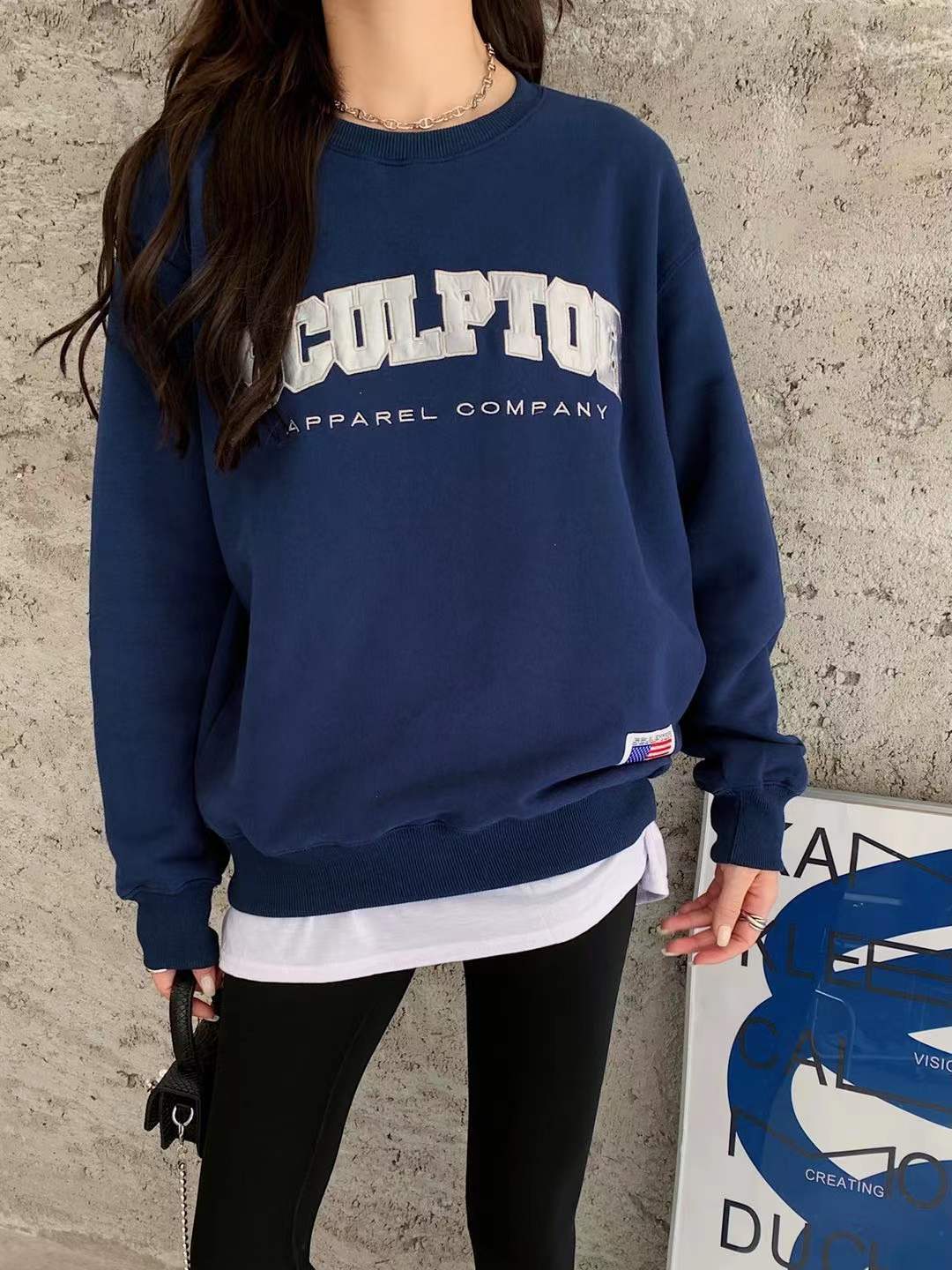 ヨーロッパとアメリカの大学スタイルの文字刺繡とベルベットのカジュアルセーター