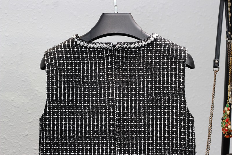 Vネックフリルツイードジレ ベスト ペプラム Vネック ミディアム丈 ビジュー 韓国 ワンピース トップス レイヤード レディース 春 秋 冬 オフィスコーデ ママコーデ 体型カバー a4757