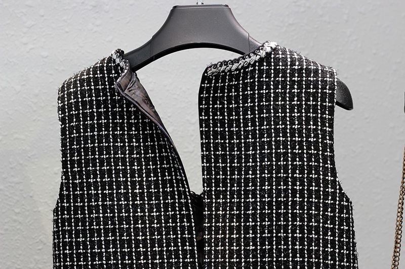 Vネックフリルツイードジレ ベスト ペプラム Vネック ミディアム丈 ビジュー 韓国 ワンピース トップス レイヤード レディース 春 秋 冬 オフィスコーデ ママコーデ 体型カバー a4757