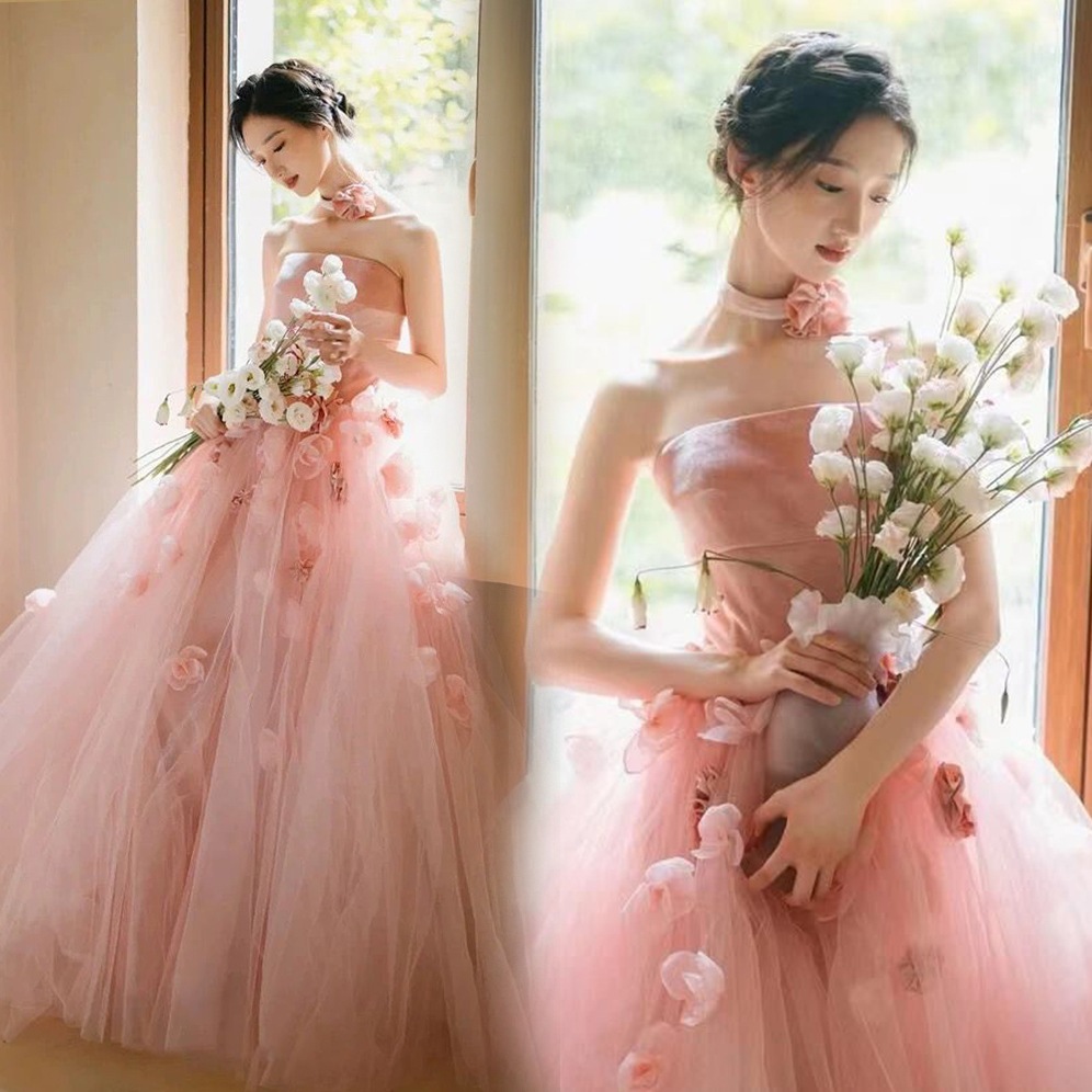 ロマンチックなピンクの女の子の胸を拭いて乾杯する服2025宴会の主宰の人の流れのイブニングドレスです
