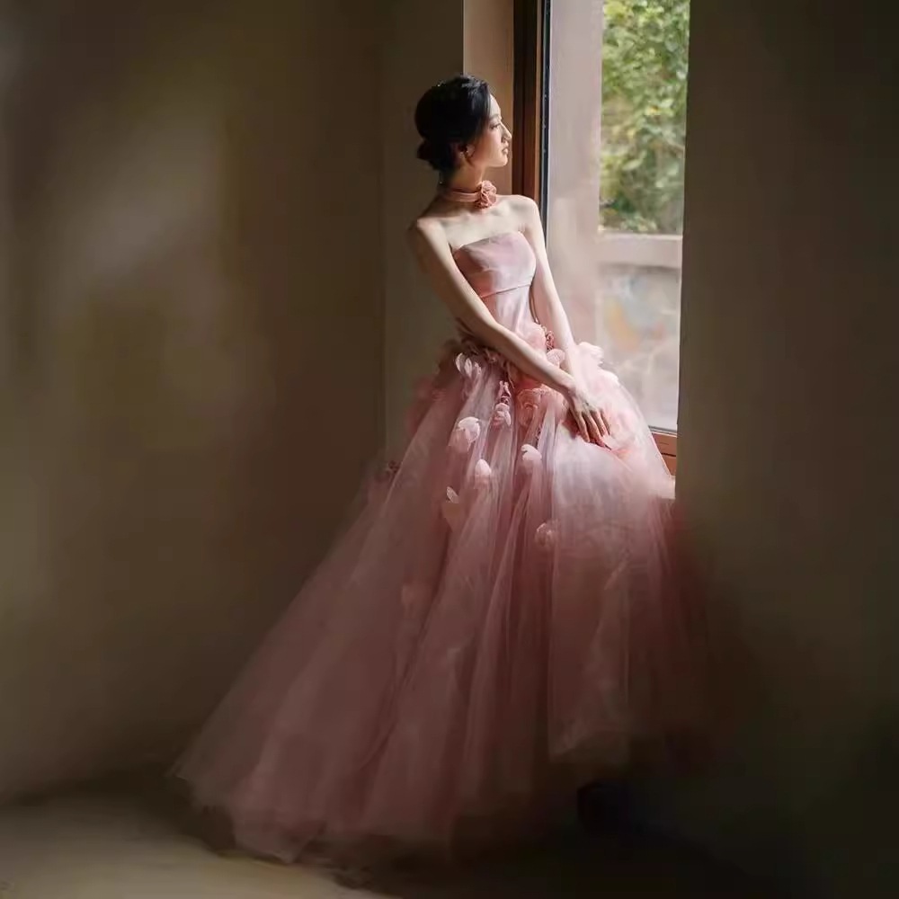 ロマンチックなピンクの女の子の胸を拭いて乾杯する服2025宴会の主宰の人の流れのイブニングドレスです