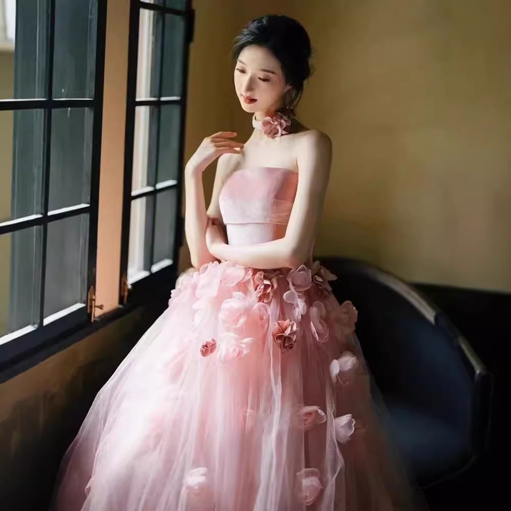 ロマンチックなピンクの女の子の胸を拭いて乾杯する服2025宴会の主宰の人の流れのイブニングドレスです