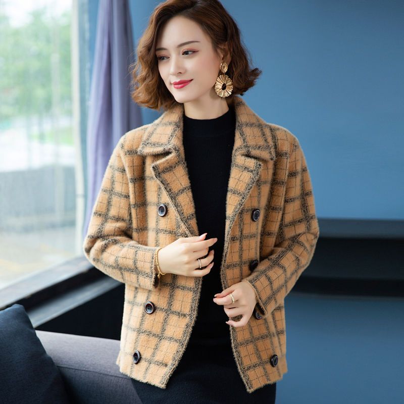 二八月の大きいサイズの婦人服はゆったりしていてスーツの襟の上着のコートはな小さな香りのコートです