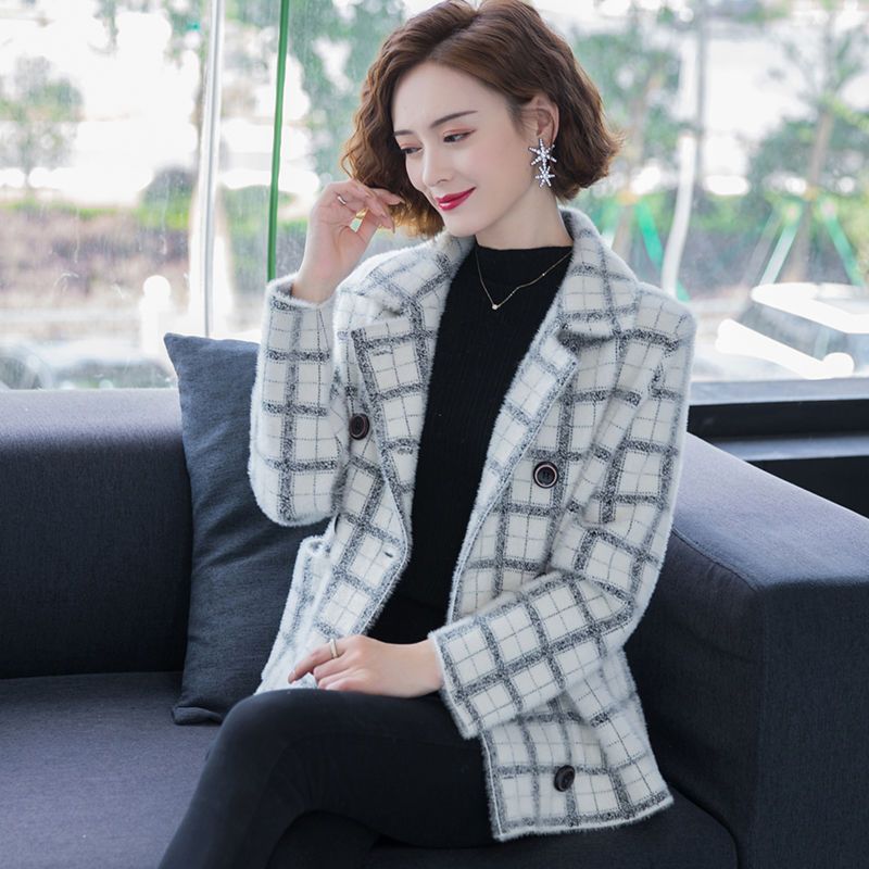 二八月の大きいサイズの婦人服はゆったりしていてスーツの襟の上着のコートはな小さな香りのコートです