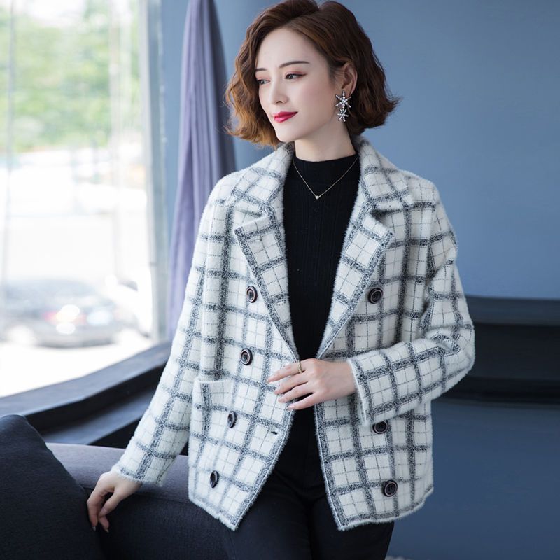 二八月の大きいサイズの婦人服はゆったりしていてスーツの襟の上着のコートはな小さな香りのコートです