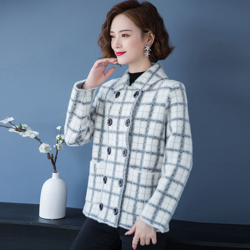 二八月の大きいサイズの婦人服はゆったりしていてスーツの襟の上着のコートはな小さな香りのコートです