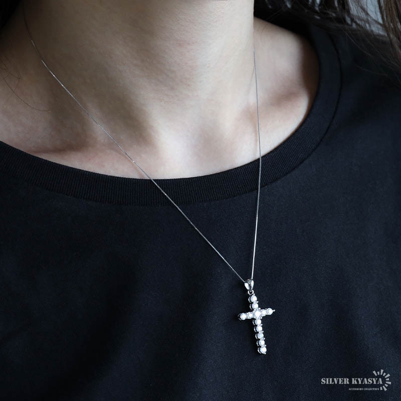 シルバー925 ストーンの輝きが魅力的なクロスネックレス 【ミディアム】 [cn152-cn129]