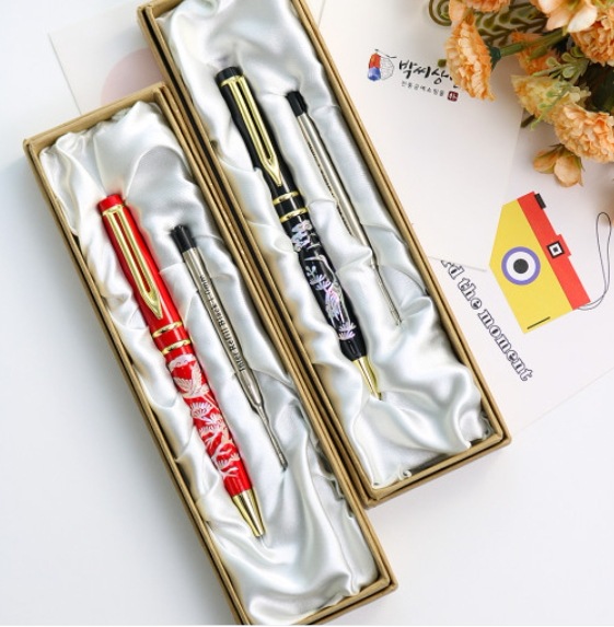 2つの螺旋漆器で作られた韓国の伝統的なデザインボールペン