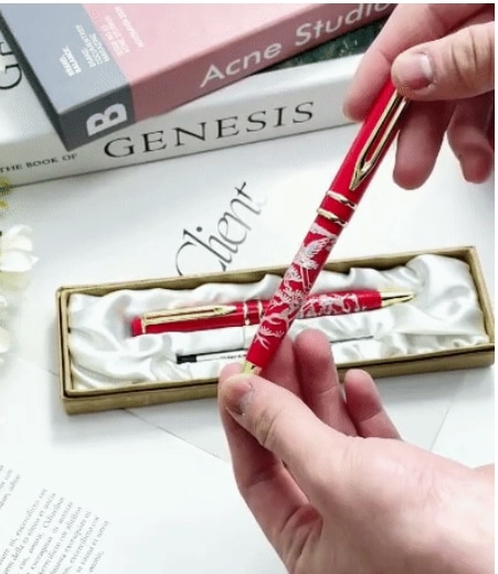 2つの螺旋漆器で作られた韓国の伝統的なデザインボールペン