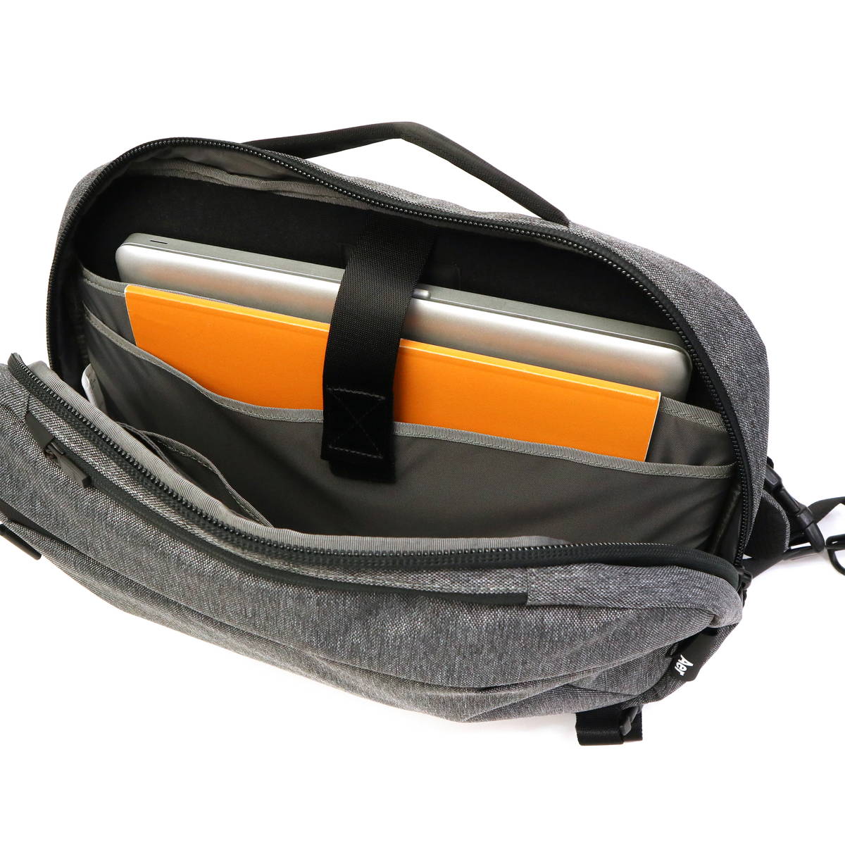 Travel Collection / Travel Sling 2 ボディバッグ PC収納 メンズ Travel Collection / Travel Sling 2 ボディバッグ PC収納 メンズ