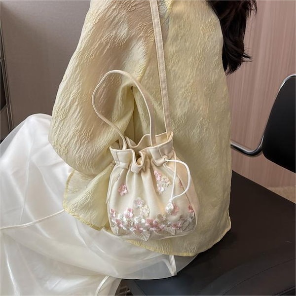 ❤️さえら★美しいお花モチーフ付★フリルレース遣い★ショルダーバッグ 店舗在庫検索｜ファッション通販のSTRIPE CLUB