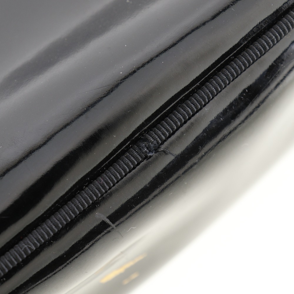 Salvatore Ferragamo サルヴァトーレフェラガモ ヴァラ D213096 ショルダーバッグ エナメル 黒 レディース 中古品