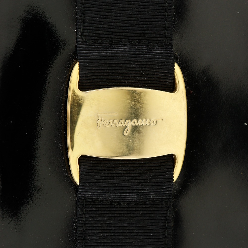 Salvatore Ferragamo サルヴァトーレフェラガモ ヴァラ D213096 ショルダーバッグ エナメル 黒 レディース 中古品