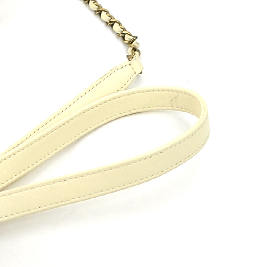 シャネル CHANEL 斜め掛けショルダーバッグ レザー クリーム レディース a0334 シャネル CHANEL 斜め掛けショルダーバッグ レザー クリーム レディース a0334