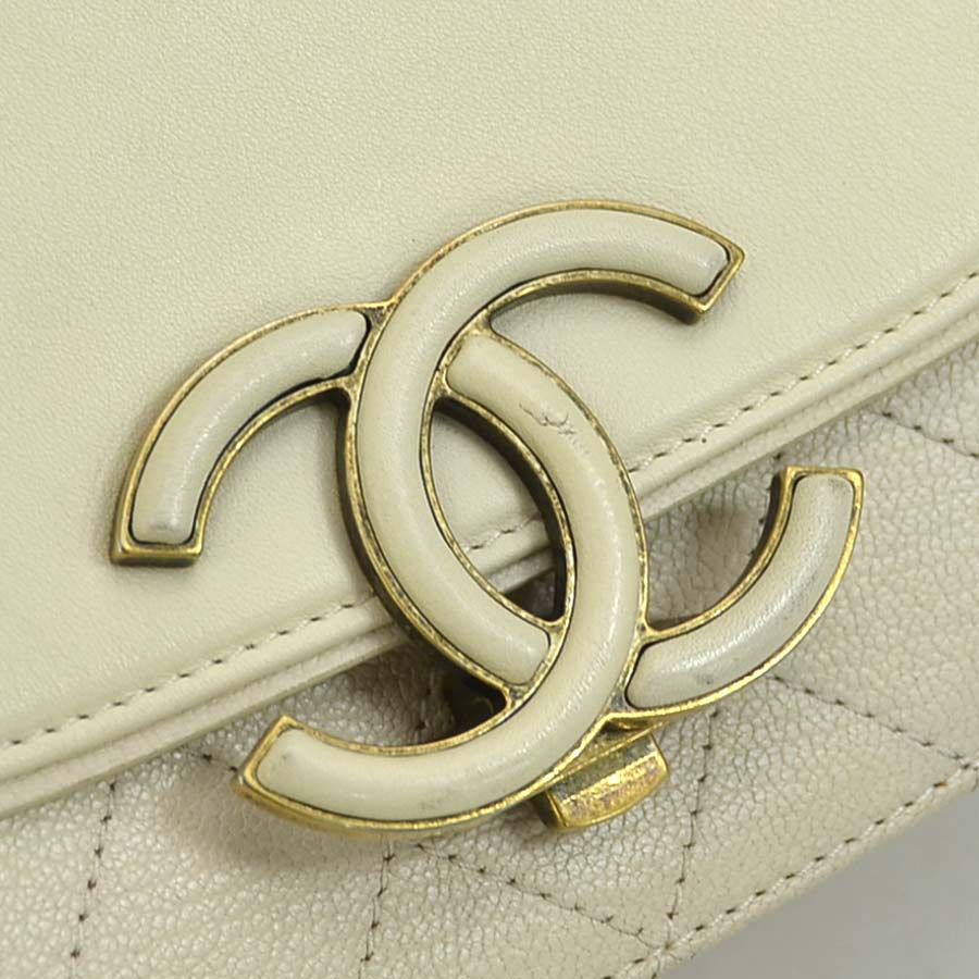 シャネル CHANEL 斜め掛けショルダーバッグ レザー クリーム レディース a0334 シャネル CHANEL 斜め掛けショルダーバッグ レザー クリーム レディース a0334