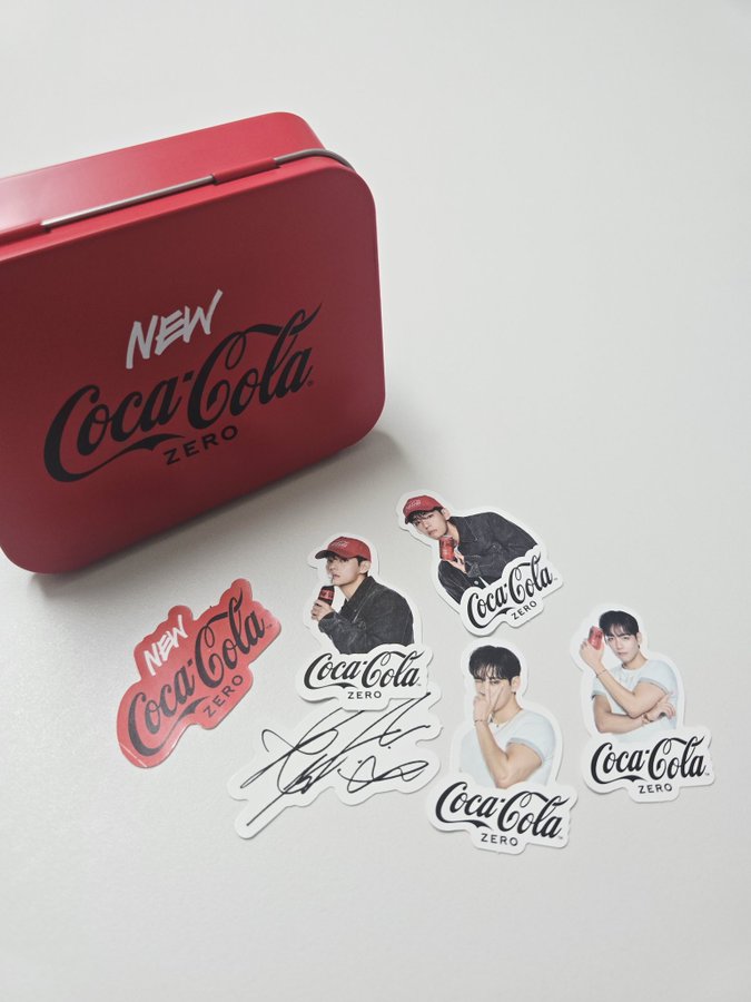 Qoo10] コカ・コーラ 【限定】BTS V(テテ) アコーディオ
