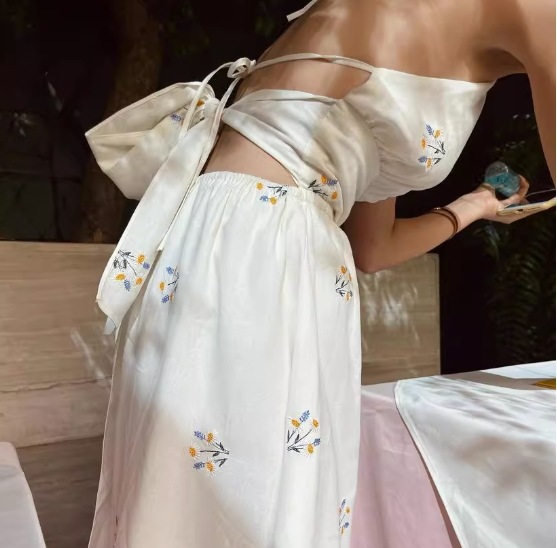 ワンピース レディース ロング 夏服 ロング マキシ丈 ノースリーブ 袖なし ホルターネック セミフレア 細身 Aライン 背中空き シフォン ウエスト オーガンジー インスタ映え SNS 映え 写真