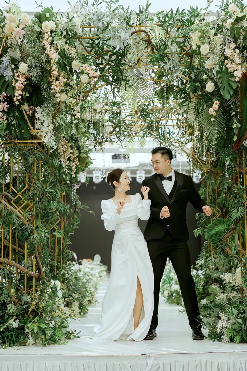 フィッシュテールのウェディングドレス 白サテンのロングドレス 二次会 結婚式ドレス パーティードレス 花嫁 フォトウエディング ビーチフォト 前撮り 後撮り 披露宴