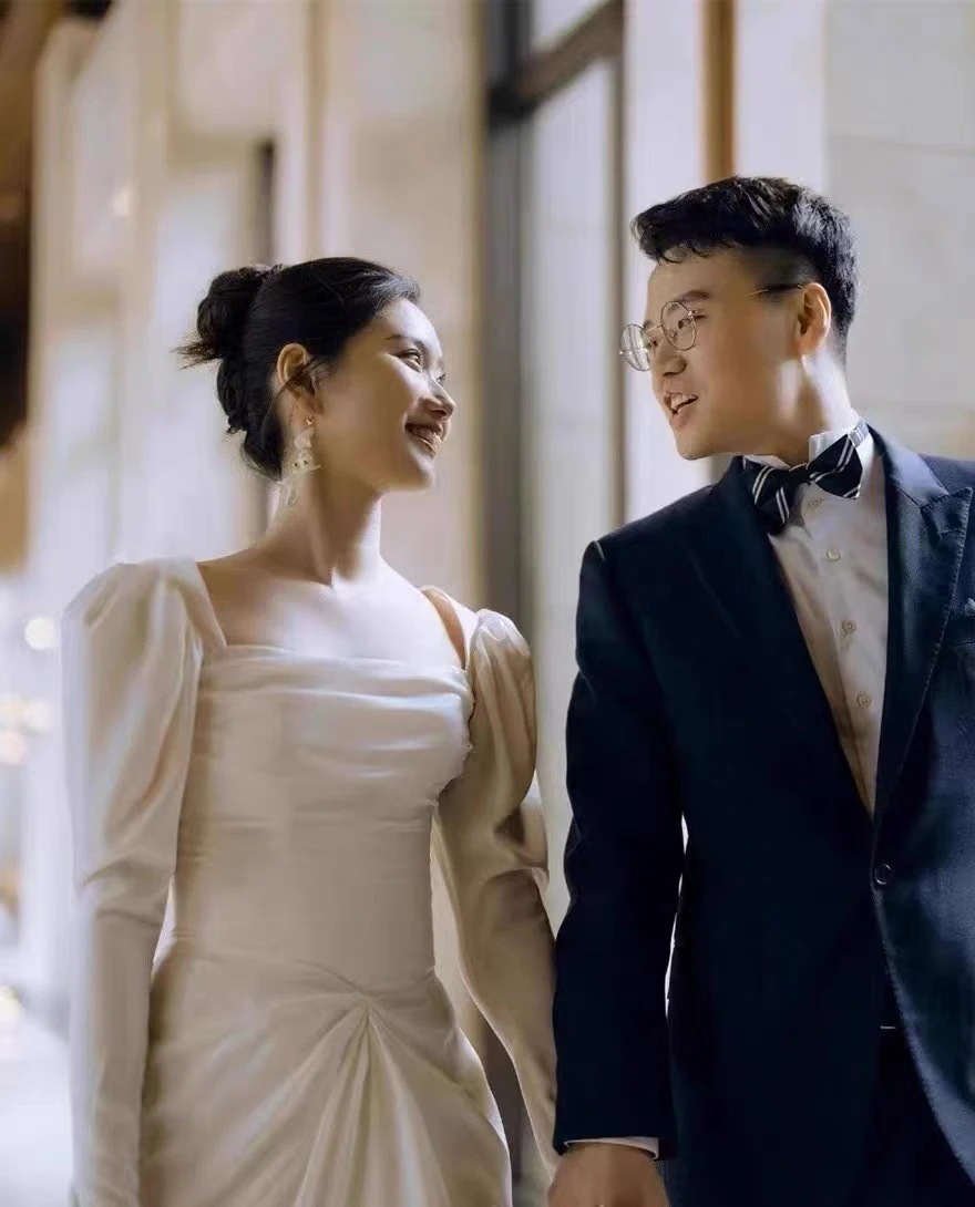 フィッシュテールのウェディングドレス 白サテンのロングドレス 二次会 結婚式ドレス パーティードレス 花嫁 フォトウエディング ビーチフォト 前撮り 後撮り 披露宴