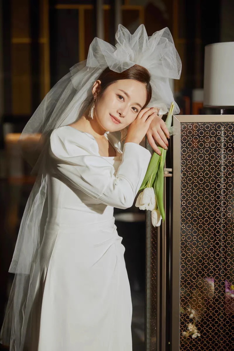 フィッシュテールのウェディングドレス 白サテンのロングドレス 二次会 結婚式ドレス パーティードレス 花嫁 フォトウエディング ビーチフォト 前撮り 後撮り 披露宴