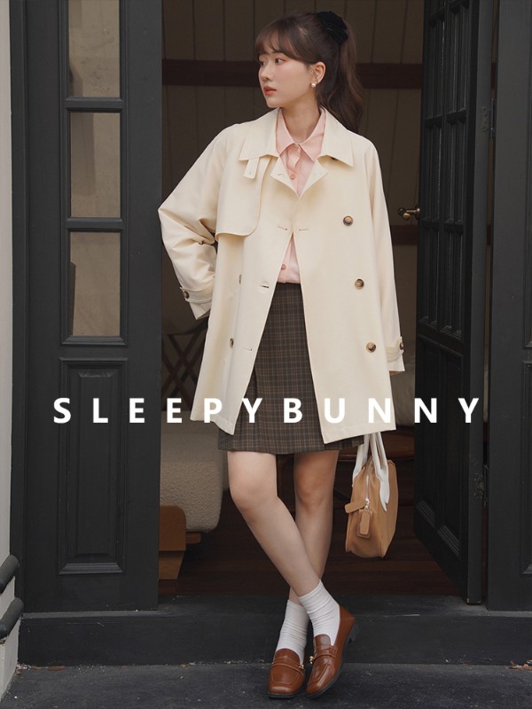 スリーピーラビットのダブルブレストショートラグランベージュトレンチコートレディース春秋ゆったり小さめサイズラペル韓国風トップス
