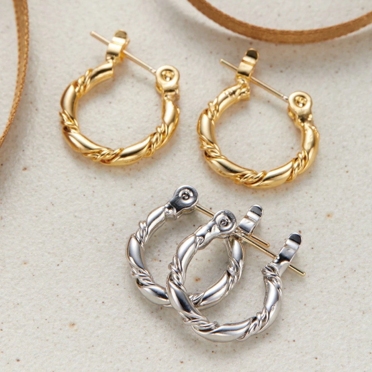 フープピアス レディース 日本製 K18ポスト ゴールド ひねりライン ツイスト 小さめ シンプル