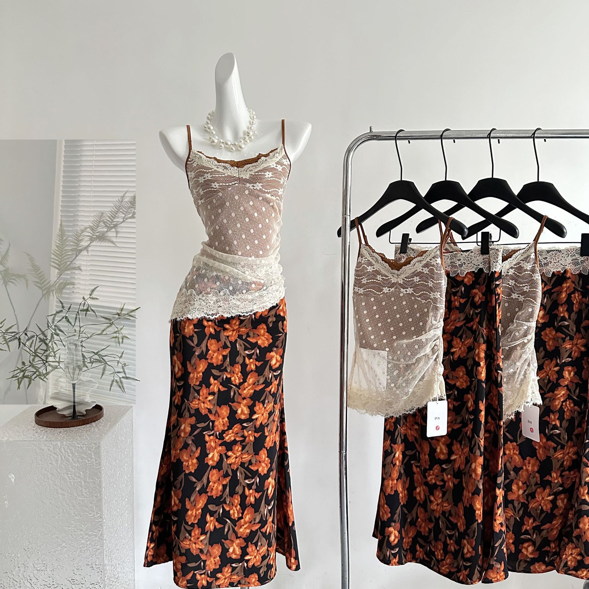 【急速出荷】盛クチナシ着痩せ変則波点レースサスペンダー花柄ロングスカート