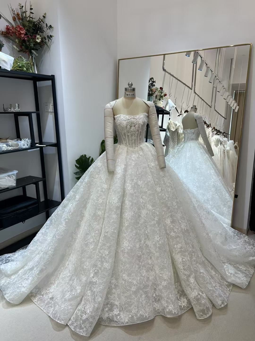 ウエディングドレス ホワイト 総レース 上品！ クラシカル 結婚式 贅沢な総レース 取り外しオフショルダー 華やかなトレーン